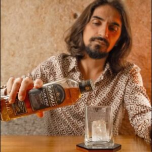 Pedro Tatanka Instagram - A minha determinação e gosto em celebrar todas as minhas conquistas, tanto enquanto músico como pai, é o que me move, todos os dias, a procurar a perfeição em tudo o que faço, acompanhado de @bushmills.portugal . 🥃

#DiaDoPai #AprendiComOMeuPai #Bushmills #Blackbush

pub | Sê responsável. Bebe com moderação.