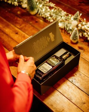 Pedro Tatanka Instagram - Oferecer é partilhar o que mais gostamos, com quem mais amamos. Por isso, neste Natal, aos meus amigos e família, eu ofereço @bushmills.portugal 😉 Quem mais celebra como eu? Um brinde ao amor!

Este ano, oferece um presente com 4 séculos. 🥃

#Bushmills #BushmillsOriginal #BushmillsBlackBush #Bushmills21 #TilesBar
