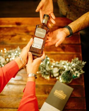 Pedro Tatanka Instagram - Oferecer é partilhar o que mais gostamos, com quem mais amamos. Por isso, neste Natal, aos meus amigos e família, eu ofereço @bushmills.portugal 😉 Quem mais celebra como eu? Um brinde ao amor!

Este ano, oferece um presente com 4 séculos. 🥃

#Bushmills #BushmillsOriginal #BushmillsBlackBush #Bushmills21 #TilesBar