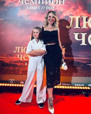 Pelageya Khanova Instagram - ⚡️ Поля и Тася рекомендуют от всей души 🙌🏻 фильм «Мой любимый чемпион»

🐴 Замечательное, доброе семейное кино - с правильными, очень НАШИМИ ценностями. Отличная актерская работа юной исполнительницы главной роли, Василисы Коростышевской😍 

🐴 Невероятные, удивительные животные - во всей своей красе, благородстве и мудрости🐎 

И само кино - талантливое, понятное,  вдохновляющее - и  не только для юных «конников», но и для всех, кто еще пока не успел влюбиться в лошадей и конный спорт. 

Скорее смотрите в кинотеатрах , а потом пересматривайте дома всей семьей ♥️

 #фкср #мойлюбимыйчемпион #каникулы #пелагея #таськинамать