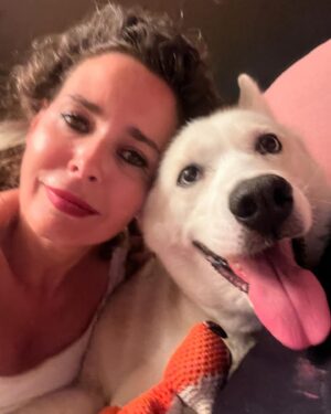 Pelin Batu Instagram - Bugüne kadar sokak hayvanlarıyla ilgili yasayı çıkarmayacaklarını düşünüyordum-bu katliama, bu kötülüğe hiçbir kitap, hiçbir öğreti izin vermez ne de olsa, başkalarının canına kim kıyabilir?Dili olmayan, hakkını koruyamayan masumların kanımı istiyorsunuz!Sizin adınıza UTANIYORUM
