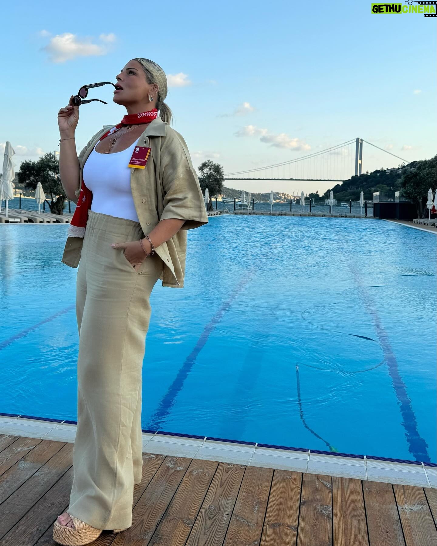 Pelin Öztekin - 3.5K Likes - Başka adası olan var mı diye düşünüyorum…💭
Aa yoktu, doğru 😎
📍Galatasaray Adası 💛❤️
