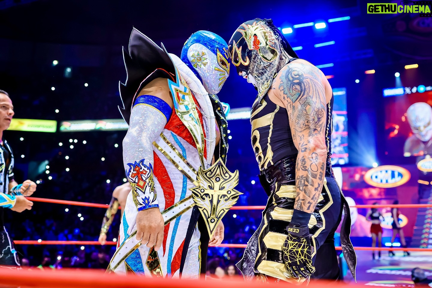 Pentagón Jr. - 11.8K Likes - ¡El Death Triangle se presentó en la Arena México representando a #AEW! Los Lucha Brothers y PAC fueron descalificados ante Místico, Volador Jr. y Máscara Dorada, el Dream Team del #CMLL.
📸 @elfotografodelasluchas
#LuchaLibre #LuchaLibreMexicana #Luchador #Wrestling #MexicanWrestling #follow #ViernesEspectacularCMLL