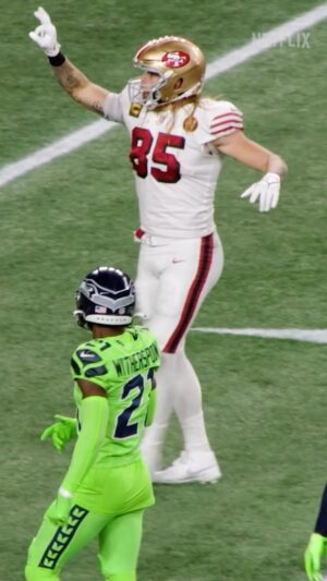 Pentagón Jr. Instagram - En un capítulo de la serie 'Receiver' en @netflixlat @gkittle recordó el juego en México donde @penta_zero_miedo le regaló una máscara de luchador inspirada en los colores de los @49ersesp 🏈🔝

#NFLMX