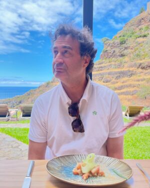 Pepe Rodríguez Instagram - Ohhhhhh. Nos despedimos de la isla de madeira con la sensación de haber descubierto un espacio único para pasar unos días estupendos. Un clima maravilloso , un mar único. Lugares para hacer senderismo y una gran gastronomía regada con grandes vinos. !!!! Volveremos …me he dejado rutas por conocer y vinos sin beber.  Ahhhh y su gente. Muy acogedora !!! Viva la poncha 🍷🍷🍷🍇🍇🍇🍾🍾🍾🍾🍾. @visitmadeira 
#gift 
#madeiraisland
#portosantoisland
#visitmadeira
#madeiranowordsneeded
#madeirabelongstoall
#madeiratãotua