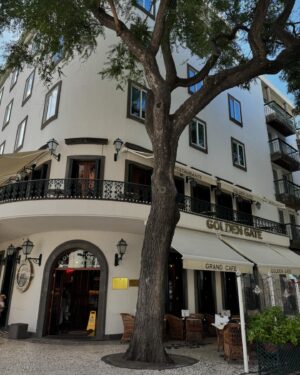 Pepe Rodríguez Instagram - Acabo de desembarcar en la isla de Madeira, concretamente en Funchal ¡Qué maravilla de sitio! Lo tiene todo, calles pintorescas, buenos restaurantes, mejor vino y un mar cálido maravilloso. Os voy contando más cositas, pero cuando me termine el vino. 
#madeiraisland 
#portosantoisland 
#visitmadeira #madeiranowordsneeded #madeirabelongstoall 
#madeiratãotua
#gift