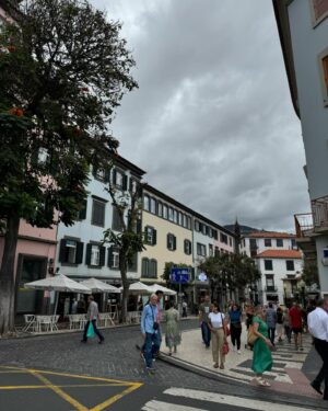 Pepe Rodríguez Instagram - Acabo de desembarcar en la isla de Madeira, concretamente en Funchal ¡Qué maravilla de sitio! Lo tiene todo, calles pintorescas, buenos restaurantes, mejor vino y un mar cálido maravilloso. Os voy contando más cositas, pero cuando me termine el vino. 
#madeiraisland 
#portosantoisland 
#visitmadeira #madeiranowordsneeded #madeirabelongstoall 
#madeiratãotua
#gift