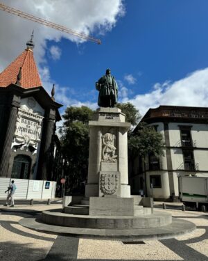 Pepe Rodríguez Instagram - Acabo de desembarcar en la isla de Madeira, concretamente en Funchal ¡Qué maravilla de sitio! Lo tiene todo, calles pintorescas, buenos restaurantes, mejor vino y un mar cálido maravilloso. Os voy contando más cositas, pero cuando me termine el vino. 
#madeiraisland 
#portosantoisland 
#visitmadeira #madeiranowordsneeded #madeirabelongstoall 
#madeiratãotua
#gift