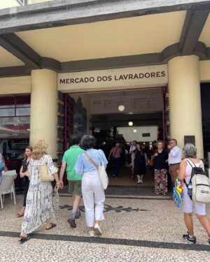 Pepe Rodríguez Instagram - Acabo de desembarcar en la isla de Madeira, concretamente en Funchal ¡Qué maravilla de sitio! Lo tiene todo, calles pintorescas, buenos restaurantes, mejor vino y un mar cálido maravilloso. Os voy contando más cositas, pero cuando me termine el vino. 
#madeiraisland 
#portosantoisland 
#visitmadeira #madeiranowordsneeded #madeirabelongstoall 
#madeiratãotua
#gift