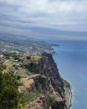 Pepe Rodríguez Instagram - Que suerte descubrir uno de los paraísos más bonitos que tenemos tan cerca de España @visitmadeira, que mar…..que vegetación …..como se come y como se bebe( bueno…eso lo hago bien en cualquier sitio😝😝😝)
Si vienes y tienes la suerte de pasarlo en @savoypalace @savoysignature pues el viaje es un diez !!!
Os dejo que me voy de senderismo
#savoysignature #savoypalace #gift