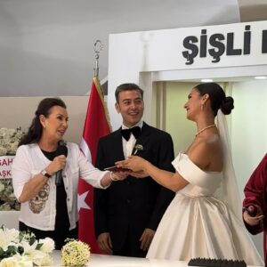 Perihan Savaş Instagram - Zafer ailesinin bir kızı daha oldu 🙏hoşgeldin kızım çok mutlu olun @burakzzafer @nilayvirani 👏💕💫💃💃