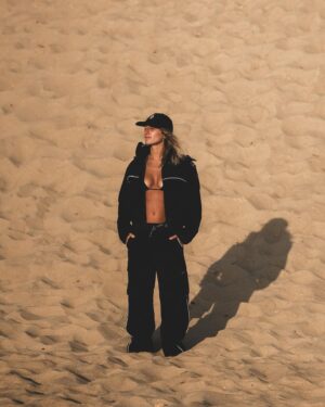 Perrine Laffont Instagram - Salty outfit 🏝️

@moncler Grenoble pre-fall 2024 

#monclergrenoble 

Photo : @canal_isation @acrofilm