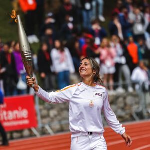 Perrine Laffont Instagram - New childhood dream unlocked 🙊🥰✔️

Être la première sportive d’hiver à porter cette flamme Olympique a été un grand privilège 🤭❤️

De la porter à Font Romeu est d’autant plus significatif. Un lycée qui m’a préparé pour mes premiers Jeux Olympiques en 2014 et qui m’a vu remporter mes premières Coupes du Monde en 2016. Ça restera un moment inoubliable 🥹

Merci à tous pour vos gentils mots (et vos déclarations d’amour pour certains 😂🙈) ainsi qu’à tous les jeunes du lycée et collège pour cette magnifique Marseillaise qui m’a profondément ému 🫶🏼

Je tiens à remercier toutes les personnes qui ont permis ce relais possible et qui transmettent les belles valeurs du sport et de l’Olympisme à travers notre pays 🇫🇷

Merci du fond du cœur à la @laregionoccitanie et à @paris2024 pour votre confiance et pour la mise en avant de mon parcours 🫶🏼

Hâte de suivre les Jeux Olympiques et Paralympiques d’ici quelques semaines 💪🇫🇷

📸 Crédits photos : 
@paris2024 @germainhphoto : 1 & 2 
@aude_caballero_photographe : 3, 4, 6, 8 & 10 
@laregionoccitanie @leo_arcangeli : 7

#paris2024 #jeuxolympiques #olympics #flammeolympique #fontromeu #regionoccitanie