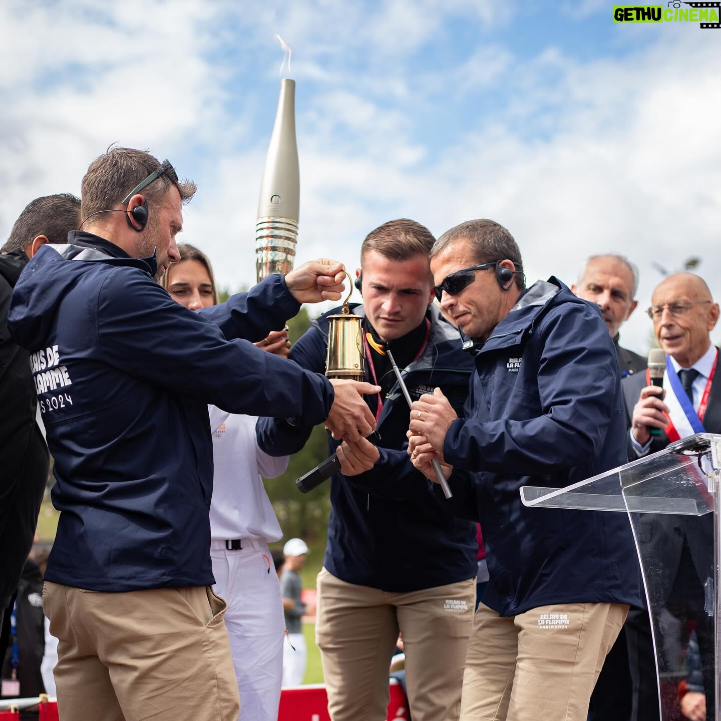Perrine Laffont - 23.6K Likes - New childhood dream unlocked šš„°āļø
Ćtre la premiĆØre sportive dāhiver Ć porter cette flamme Olympique a Ć©tĆ© un grand privilĆØge š¤ā¤ļø
De la porter Ć Font Romeu est dāautant plus significatif. Un lycĆ©e qui māa prĆ©parĆ© pour mes premiers Jeux Olympiques en 2014 et qui māa vu remporter mes premiĆØres Coupes du Monde en 2016. Ća restera un moment inoubliable š„¹
Merci Ć tous pour vos gentils mots (et vos dĆ©clarations dāamour pour certains šš) ainsi quāĆ tous les jeunes du lycĆ©e et collĆØge pour cette magnifique Marseillaise qui māa profondĆ©ment Ć©mu š«¶š¼
Je tiens Ć remercier toutes les personnes qui ont permis ce relais possible et qui transmettent les belles valeurs du sport et de lāOlympisme Ć travers notre pays š«š·
Merci du fond du cÅur Ć la @laregionoccitanie et Ć @paris2024 pour votre confiance et pour la mise en avant de mon parcours š«¶š¼
HĆ¢te de suivre les Jeux Olympiques et Paralympiques dāici quelques semaines šŖš«š·
šø CrĆ©dits photos :
@paris2024 @germainhphoto : 1 & 2
@aude_caballero_photographe : 3, 4, 6, 8 & 10
@laregionoccitanie @leo_arcangeli : 7
#paris2024 #jeuxolympiques #olympics #flammeolympique #fontromeu #regionoccitanie