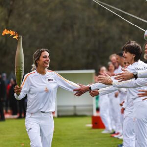 Perrine Laffont Instagram - New childhood dream unlocked 🙊🥰✔️

Être la première sportive d’hiver à porter cette flamme Olympique a été un grand privilège 🤭❤️

De la porter à Font Romeu est d’autant plus significatif. Un lycée qui m’a préparé pour mes premiers Jeux Olympiques en 2014 et qui m’a vu remporter mes premières Coupes du Monde en 2016. Ça restera un moment inoubliable 🥹

Merci à tous pour vos gentils mots (et vos déclarations d’amour pour certains 😂🙈) ainsi qu’à tous les jeunes du lycée et collège pour cette magnifique Marseillaise qui m’a profondément ému 🫶🏼

Je tiens à remercier toutes les personnes qui ont permis ce relais possible et qui transmettent les belles valeurs du sport et de l’Olympisme à travers notre pays 🇫🇷

Merci du fond du cœur à la @laregionoccitanie et à @paris2024 pour votre confiance et pour la mise en avant de mon parcours 🫶🏼

Hâte de suivre les Jeux Olympiques et Paralympiques d’ici quelques semaines 💪🇫🇷

📸 Crédits photos : 
@paris2024 @germainhphoto : 1 & 2 
@aude_caballero_photographe : 3, 4, 6, 8 & 10 
@laregionoccitanie @leo_arcangeli : 7

#paris2024 #jeuxolympiques #olympics #flammeolympique #fontromeu #regionoccitanie