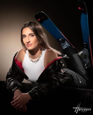 Perrine Laffont Instagram - Parce que le sport a du cœur ❤️ 

C’est pour moi une fierté de figurer parmi les 100 plus grandes et grands sportifs Français 🥹

Un projet caritatif au profit de l’association Le Sport a du Cœur 💓 

Publié par les Editions Solar, cet ouvrage présente : 
-    100 portraits du Studio Harcourt exclusifs.
-    Des anecdotes sur leurs maillots et objets collectors. 
-    Des confidences à écouter en podcasts accessibles directement par QR Code. 

100% des bénéfices seront reversés à l’Association Le Sport a du Cœur. 

En vente dans toutes les librairies : bit.ly/3rN7mxH
C’est un beau cadeau pour les fêtes de fin d’année non ? 😏

@lesportaducoeur 
#lesportaducoeur #100championschampionnes #GrosCoeur #solidarité