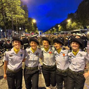 Perrine Laffont Instagram - Joyeux 14 juillet à tous🤩🇫🇷

Une semaine d’entraînement intensif qui nous a permis de défiler sur les Champs-Elysées. Représenter les couleurs et les valeurs de @equipe_france_militaire_de_ski devant la France entière a été un privilège 🫡

#14juillet #sportdefense #bataillondejoinville