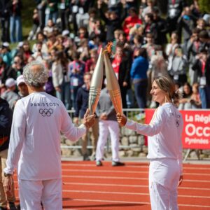 Perrine Laffont Instagram - New childhood dream unlocked 🙊🥰✔️

Être la première sportive d’hiver à porter cette flamme Olympique a été un grand privilège 🤭❤️

De la porter à Font Romeu est d’autant plus significatif. Un lycée qui m’a préparé pour mes premiers Jeux Olympiques en 2014 et qui m’a vu remporter mes premières Coupes du Monde en 2016. Ça restera un moment inoubliable 🥹

Merci à tous pour vos gentils mots (et vos déclarations d’amour pour certains 😂🙈) ainsi qu’à tous les jeunes du lycée et collège pour cette magnifique Marseillaise qui m’a profondément ému 🫶🏼

Je tiens à remercier toutes les personnes qui ont permis ce relais possible et qui transmettent les belles valeurs du sport et de l’Olympisme à travers notre pays 🇫🇷

Merci du fond du cœur à la @laregionoccitanie et à @paris2024 pour votre confiance et pour la mise en avant de mon parcours 🫶🏼

Hâte de suivre les Jeux Olympiques et Paralympiques d’ici quelques semaines 💪🇫🇷

📸 Crédits photos : 
@paris2024 @germainhphoto : 1 & 2 
@aude_caballero_photographe : 3, 4, 6, 8 & 10 
@laregionoccitanie @leo_arcangeli : 7

#paris2024 #jeuxolympiques #olympics #flammeolympique #fontromeu #regionoccitanie
