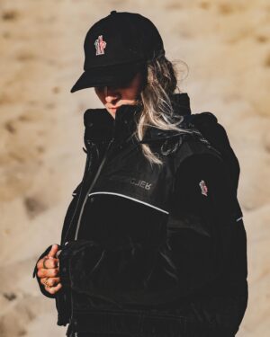 Perrine Laffont Instagram - Salty outfit 🏝️

@moncler Grenoble pre-fall 2024 

#monclergrenoble 

Photo : @canal_isation @acrofilm