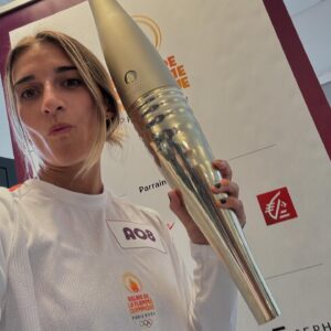 Perrine Laffont Instagram - New childhood dream unlocked 🙊🥰✔️

Être la première sportive d’hiver à porter cette flamme Olympique a été un grand privilège 🤭❤️

De la porter à Font Romeu est d’autant plus significatif. Un lycée qui m’a préparé pour mes premiers Jeux Olympiques en 2014 et qui m’a vu remporter mes premières Coupes du Monde en 2016. Ça restera un moment inoubliable 🥹

Merci à tous pour vos gentils mots (et vos déclarations d’amour pour certains 😂🙈) ainsi qu’à tous les jeunes du lycée et collège pour cette magnifique Marseillaise qui m’a profondément ému 🫶🏼

Je tiens à remercier toutes les personnes qui ont permis ce relais possible et qui transmettent les belles valeurs du sport et de l’Olympisme à travers notre pays 🇫🇷

Merci du fond du cœur à la @laregionoccitanie et à @paris2024 pour votre confiance et pour la mise en avant de mon parcours 🫶🏼

Hâte de suivre les Jeux Olympiques et Paralympiques d’ici quelques semaines 💪🇫🇷

📸 Crédits photos : 
@paris2024 @germainhphoto : 1 & 2 
@aude_caballero_photographe : 3, 4, 6, 8 & 10 
@laregionoccitanie @leo_arcangeli : 7

#paris2024 #jeuxolympiques #olympics #flammeolympique #fontromeu #regionoccitanie