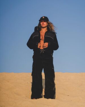 Perrine Laffont Instagram - Salty outfit 🏝️

@moncler Grenoble pre-fall 2024 

#monclergrenoble 

Photo : @canal_isation @acrofilm