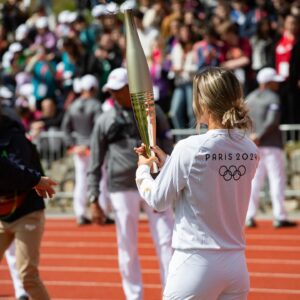 Perrine Laffont Instagram - New childhood dream unlocked 🙊🥰✔️

Être la première sportive d’hiver à porter cette flamme Olympique a été un grand privilège 🤭❤️

De la porter à Font Romeu est d’autant plus significatif. Un lycée qui m’a préparé pour mes premiers Jeux Olympiques en 2014 et qui m’a vu remporter mes premières Coupes du Monde en 2016. Ça restera un moment inoubliable 🥹

Merci à tous pour vos gentils mots (et vos déclarations d’amour pour certains 😂🙈) ainsi qu’à tous les jeunes du lycée et collège pour cette magnifique Marseillaise qui m’a profondément ému 🫶🏼

Je tiens à remercier toutes les personnes qui ont permis ce relais possible et qui transmettent les belles valeurs du sport et de l’Olympisme à travers notre pays 🇫🇷

Merci du fond du cœur à la @laregionoccitanie et à @paris2024 pour votre confiance et pour la mise en avant de mon parcours 🫶🏼

Hâte de suivre les Jeux Olympiques et Paralympiques d’ici quelques semaines 💪🇫🇷

📸 Crédits photos : 
@paris2024 @germainhphoto : 1 & 2 
@aude_caballero_photographe : 3, 4, 6, 8 & 10 
@laregionoccitanie @leo_arcangeli : 7

#paris2024 #jeuxolympiques #olympics #flammeolympique #fontromeu #regionoccitanie