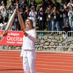 Perrine Laffont Instagram - New childhood dream unlocked 🙊🥰✔️

Être la première sportive d’hiver à porter cette flamme Olympique a été un grand privilège 🤭❤️

De la porter à Font Romeu est d’autant plus significatif. Un lycée qui m’a préparé pour mes premiers Jeux Olympiques en 2014 et qui m’a vu remporter mes premières Coupes du Monde en 2016. Ça restera un moment inoubliable 🥹

Merci à tous pour vos gentils mots (et vos déclarations d’amour pour certains 😂🙈) ainsi qu’à tous les jeunes du lycée et collège pour cette magnifique Marseillaise qui m’a profondément ému 🫶🏼

Je tiens à remercier toutes les personnes qui ont permis ce relais possible et qui transmettent les belles valeurs du sport et de l’Olympisme à travers notre pays 🇫🇷

Merci du fond du cœur à la @laregionoccitanie et à @paris2024 pour votre confiance et pour la mise en avant de mon parcours 🫶🏼

Hâte de suivre les Jeux Olympiques et Paralympiques d’ici quelques semaines 💪🇫🇷

📸 Crédits photos : 
@paris2024 @germainhphoto : 1 & 2 
@aude_caballero_photographe : 3, 4, 6, 8 & 10 
@laregionoccitanie @leo_arcangeli : 7

#paris2024 #jeuxolympiques #olympics #flammeolympique #fontromeu #regionoccitanie