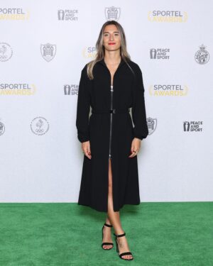 Perrine Laffont Instagram - Merci aux @sportelawards de m’avoir fait confiance en tant que membre du jury pour cette 34ème édition ✨

2 jours hyper enrichissants à visionner docus, films, courts métrages, pubs et livres sur le sport. 😻
Aux côtés de @olivierhenry74 @tessaworley @melrobertmichon @gbagbiruth @dickiepelham et @stephanelegolf 😎

Félicitation à tous les lauréats et à tous les participants 🔥
Merci aux membres de l’organisation de mettre à l’honneur les acteurs du monde du sport ☝🏼

👗 @moncler 
💄 @clairemakeupartist