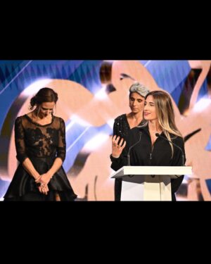 Perrine Laffont Instagram - Merci aux @sportelawards de m’avoir fait confiance en tant que membre du jury pour cette 34ème édition ✨

2 jours hyper enrichissants à visionner docus, films, courts métrages, pubs et livres sur le sport. 😻
Aux côtés de @olivierhenry74 @tessaworley @melrobertmichon @gbagbiruth @dickiepelham et @stephanelegolf 😎

Félicitation à tous les lauréats et à tous les participants 🔥
Merci aux membres de l’organisation de mettre à l’honneur les acteurs du monde du sport ☝🏼

👗 @moncler 
💄 @clairemakeupartist