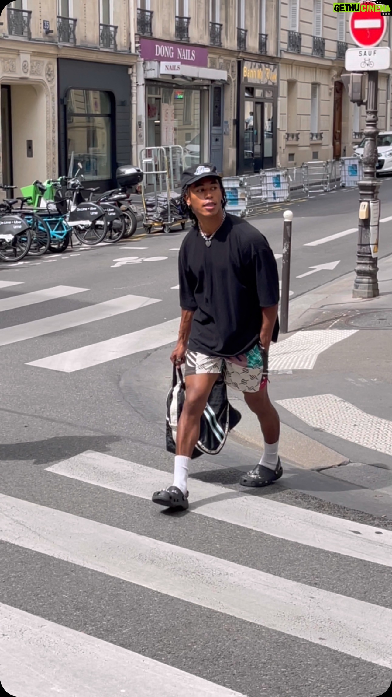 Perris Howard - 0.9K Likes - super candid street moment in paris
