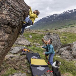 Pete Whittaker Instagram - Evening folks 👋
🇮🇸

1 and 2. New boulders with @seanvillanuevaodriscoll @julia.cassou and @magnusmab 
3. Icelandic roads love Sean's car. Sean looks like he loves them too, but I'm not sure he does.
4. little steps 
5. @exped_sailing getting ready to go
6. 41 days 

📸 the nice ones from @julia.cassou