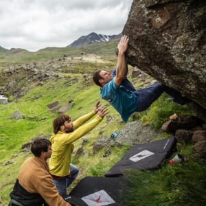 Pete Whittaker Instagram - Evening folks 👋
🇮🇸

1 and 2. New boulders with @seanvillanuevaodriscoll @julia.cassou and @magnusmab 
3. Icelandic roads love Sean's car. Sean looks like he loves them too, but I'm not sure he does.
4. little steps 
5. @exped_sailing getting ready to go
6. 41 days 

📸 the nice ones from @julia.cassou