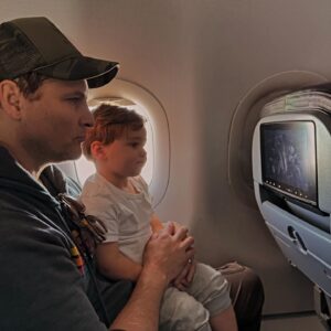 Peter Facinelli Instagram - LA—>NY #rawdoggin 
4 1/2 hours left. 
‘Think we can make it?
