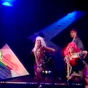 Peter Flechtner Instagram - Rückblick: Zornige Hausfrauen. 1993 durfte ich einem Musical mitspielen. Ich war Lustus Fingermann, ein Punk Club Besitzer. Mein guter Freund Uwe Büschken war auch dabei. #peterflechtner #uwebüschken #synchronsprecher #schauspieler #musical #theater @uwebuschken @mbfilmberlin