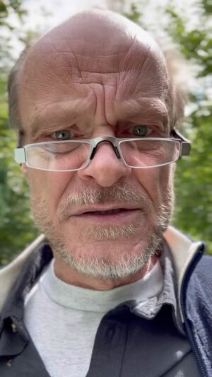 Peter Flechtner Instagram - International Dubbing Day 2024 - Wir schaffen das deutsche Original #peterflechtner #synchronsprecher #internationaldubbingday #dubbing #wirschaffendasdeutscheoriginal