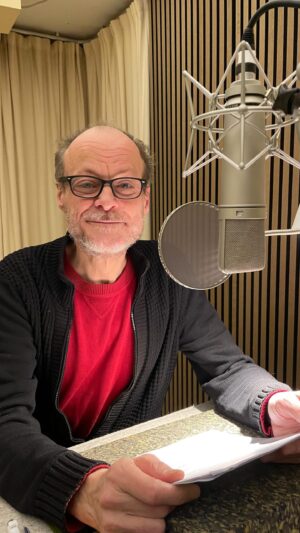 Peter Flechtner Instagram - Hörspiel Aufnahme für Der junge Sherlock Holmes @floff_winkt @audioberlinteam #audioberlin #audioberlinteam #peterflechtner #synchronsprecher #voiceactor