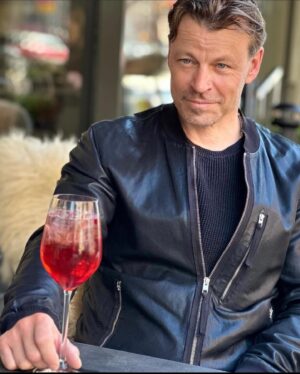 Peter Franzén Instagram - I am proud to announce my new partnership with Mother’s Milk Beverages . We are in collaboration with one of the oldest family owned companies in Finland @lignellpiispanen . Our #lingonberry gem is called @lingoncello and it brings out the best of both worlds - the #apero and #digestif and connects the #mediterranean to #nordic lifestyle. Enjoy! (Responsibly, of course!)✨ @juusosyrja @joonas.makila @mikawist @roy_nicos 🇫🇮 @laplandhotels_bulevardi PR- by @wolfcom_fi ✨