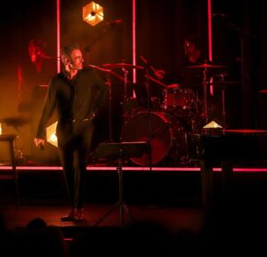 Peter Jöback Instagram - What an amazing first night we had - sold out venue and an amazing audience . I was nervous but it was fun ! So Happy to play my new songs from ATLAS the first time :) Thanks to my amazing band and guests @dominique.dpw and @edharcourt . And my amazing crew !! Also thanks to @unitedstagesverige and my amazing management and team that works with me . And last but not least my amazing audience ! Tack för en fantastisk premiär kväll - nu ser jag fram till spelningen i Malmö på torsdag och Göteborg på fredag - det finns biljetter - kom och se oss . Vi längtar ! ❤️❤️❤️❤️📸 @chrisbendixen