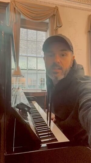 Peter Jöback Instagram - Took the chance to play my new song "ATLAS" at Cameron Mackintosh's office last week before I finished my run @lesmizofficial . Have you had the chance to listen yet ? Want to hear your thoughts ! Out on all music platforms ❤️❤️❤️ @lesmizofficial #atlas #newmusic