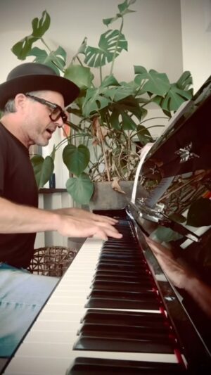 Peter Jöback Instagram - An acoustic version of The Game! What do you think of the song? 😍