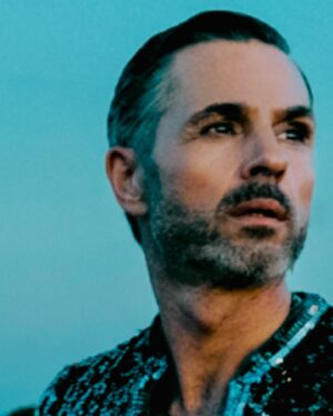Peter Jöback Instagram - Känns nästan overkligt att tiden snart är kommen för releasen av mitt nya album "ATLAS". Jag började jobba med detta album i slutet av pandemin tillsammans med @kathrynwilliamsuk and @edharcourt . Det var ett startskott för något nytt efter att jag summerat mitt liv i min biografi "Att bära sig själv". Att skriva med dessa två legendarer har varit en fantastisk resa - och säkert inte sista gången vi jobbar ihop . Att dessutom Ed ville producera skivan och bjuda in alla sina fantastiska musiker vänner och kollegor från England och att vi valde att spela in hela skivan i @rakstudios i London har gett den den brittiska färg som jag ville ge den här skivan. "Atlas" är jag 2024 - den är nu och framåt . Jag ville skriva i en traditionell låtskrivarstil . Inspirerad av tidlös klassik 70-ties pop . Den är text och melodi driven skiva . Jag ville att det skulle kännas organiskt - känna människorna i rummet - ville inte att det skulle kännas överdrivet producerat eller fulländad - ville göra något som känns organiskt . Jag ville att det skulle kännas jordat som jag känner att jag är i mitt liv men samtidigt med en lekfullhet - en känsla som kommit till mig när jag blivit äldre . Det är en skiva full av reflektioner över mänskliga känslor som kärlek, hämnd, sorg efter uppbrott och längtan efter något bättre - att alltid hoppas på en bättre dag. Och helt fokusera på att kärleken övervinner allt .
Det handlar om manlighet och en önskan att du som människa får visa alla dina färger utan att bli ifrågasatt och känna dig mindre. Det här var bara några reflektioner jag ville dela med mig av här ifrån Spanien där jag är på semester nu för att ladda upp för releasen ! Längtar efter att ni ska få höra detta ! Tack för allt fint ni skrivit om dom två första låtarna "Finger on the trigger" & "Atlas" - älskar när ni delar era tankar ! Tack 🙏 ATLAS SLÄPPS 12 APRIL !