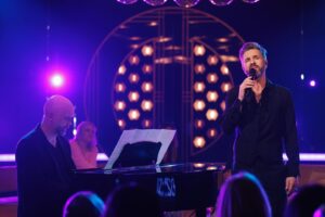 Peter Jöback Instagram - I Bergfeldt ikväll! Trevlig pratstund med @cbergfeldt i hennes talkshow tillsammans med andra intressanta gäster @biancaingrosso @oloflundh @swebliss & @arvidneromusic . Högt och lågt - som det brukar vara i dessa sammanhang:) sjöng också på begäran en låt från Les Miserable i en avskalad version:) 

Programmet sänds ikväll i SVT1 kl 21.00 och finns redan nu på SVT Play! 

📸 Annika Berglund @annikaberglundphoto