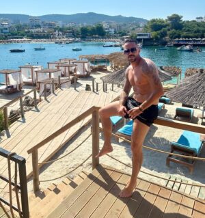 Péter Kabát Instagram - Melyik tetszik nektek a legjobban?🤔🤩 1-es, 2-es vagy a 3-as kép?🌞🏊‍♂️🏄‍♂️🐠🐡 Kíváncsian várom!😉🥰