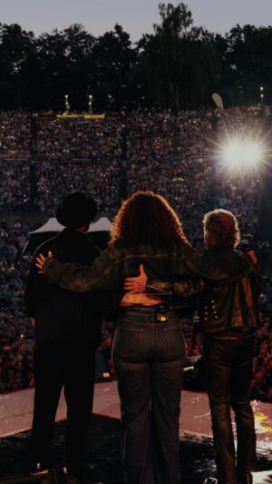 Peter Maffay Instagram - Liebe Freunde,
auf der Farewell Tour durften wir so viele wunderschöne Momente erleben, dass wir Euch noch gar nicht alle zeigen konnten. Zum Beispiel diesen hier: Die @sing.meinen.song Reunion mit meinen hoch geschätzten Kollegen @johannesoerding und @joydenalane in Berlin. Was soll ich sagen? Das waren Emotionen pur. Wer war in der Waldbühne dabei?
#weloverocknroll 
Video: @yvonnegolds