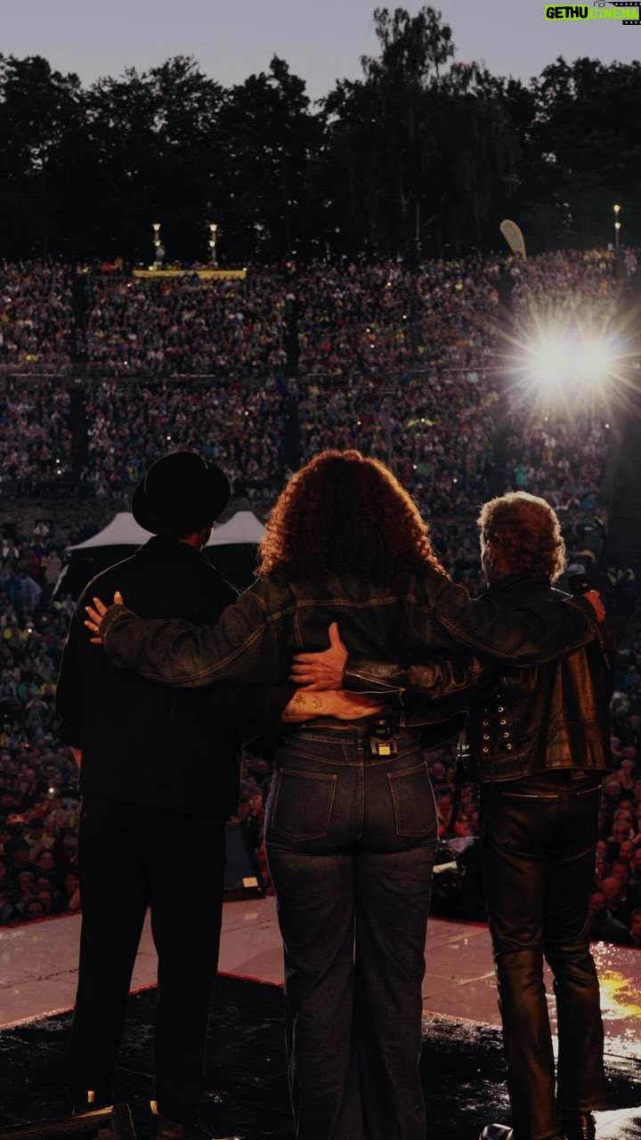 Peter Maffay - 11.1K Likes - Liebe Freunde,
auf der Farewell Tour durften wir so viele wunderschöne Momente erleben, dass wir Euch noch gar nicht alle zeigen konnten. Zum Beispiel diesen hier: Die @sing.meinen.song Reunion mit meinen hoch geschätzten Kollegen @johannesoerding und @joydenalane in Berlin. Was soll ich sagen? Das waren Emotionen pur. Wer war in der Waldbühne dabei?
#weloverocknroll
Video: @yvonnegolds