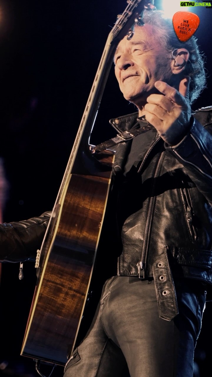 Peter Maffay - 5.7K Likes - Was für eine Tour, was für ein Tour-Abschluss am vergangenen Samstag in Leipzig!
Es war ein wunderschöner Abend, und Ihr habt uns ein Gefühl vermittelt, das sich kaum in Worte fassen lässt. Wir haben es so sehr genossen!
Was soll ich sagen ⦠die Pflicht ist getan, jetzt beginnt die Kür. Was das bedeutet, sagt dieser Song, den wir zum Schluss eines jeden Abends gespielt haben. Als kleines Dankeschƶn für Euch haben wir hierzu ein Video geschnitten ā das komplette Video findet Ihr unter dem Link in der Story. #weloverocknroll