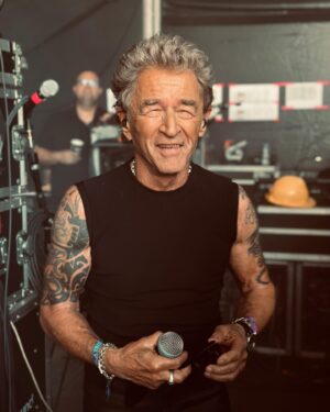 Peter Maffay Instagram - Hallo Wacken,
hallo liebe Leute,

ich bin meinem Freund @buelent.ceylan sehr dankbar, dass er und seine Band – einen Song lang – seine Bühne mit mir geteilt hat. So konnte ich euch und Wacken zum ersten Mal erleben. Was für ein tolles Ereignis, was für eine Energie!

Ich habe selten so ein geschlossenes Publikum erlebt, tolerant, positiv und fröhlich. Ich bin ein Wacken-Fan geworden!

Dafür und für eure Reaktionen möchte ich mich herzlich bedanken. Wie heißt es in Bülents Song so treffend: „Vielleicht sind wir nur alle anders gleich!“

In diesem Sinn euch allen eine gute Zeit, Peter

Foto: @rike_raeubertochter