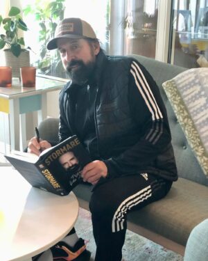 Peter Stormare Instagram - I dagarna har Arbråsonen varit på hemvändarturné. Vi är så stolta över Peter @therealstormare, vår ambassadör, inredare och styrelsemedlem som ständigt värnar om sin hembygd. 💙

Har ni inte köpt den ännu? Nästa gång ni besöker oss kan ni köpa ert ex av självbiografin "Pojken från Arbrå" direkt från receptionen.

På återseende, Peter!