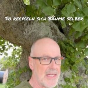 Peter Wohlleben Instagram - Bäume müssen zeitlebens wachsen. Selbst wenn sie im Alter nicht mehr an Höhe zu legen, so doch an Umfang. Wenn sie damit aufhören, dann sterben sie. Das Problem: Ein Jahrhunderte alter Baum hat mit seinen Wurzeln schon das gesamte Erdreich in Bezug auf Mineralien abgegrast. Die braucht er aber zum wachsen, und noch einmal: Wenn er nicht wächst, dann stirbt er. Doch in seinem Stamminneren sind die Mineralien der letzten Jahrhunderte fixiert. Jetzt kommt der Pilz ins Spiel: Er zersetzt das Innere des Stammes und verwandelt es zu Humus. Der Baum bildet nun innen neue Wurzeln und senkt sie in den eigenen Kompost hinein. So kann er die Nährstoffe ein zweites Mal verwerten und weiter wachsen. Die Stabilität wird dadurch nicht beeinträchtigt – das ist wie bei einem hohen Stahlrohr, welches auch sehr stabil ist. Deswegen ist es also ganz normal, wenn alte Bäume innen hohl sind.