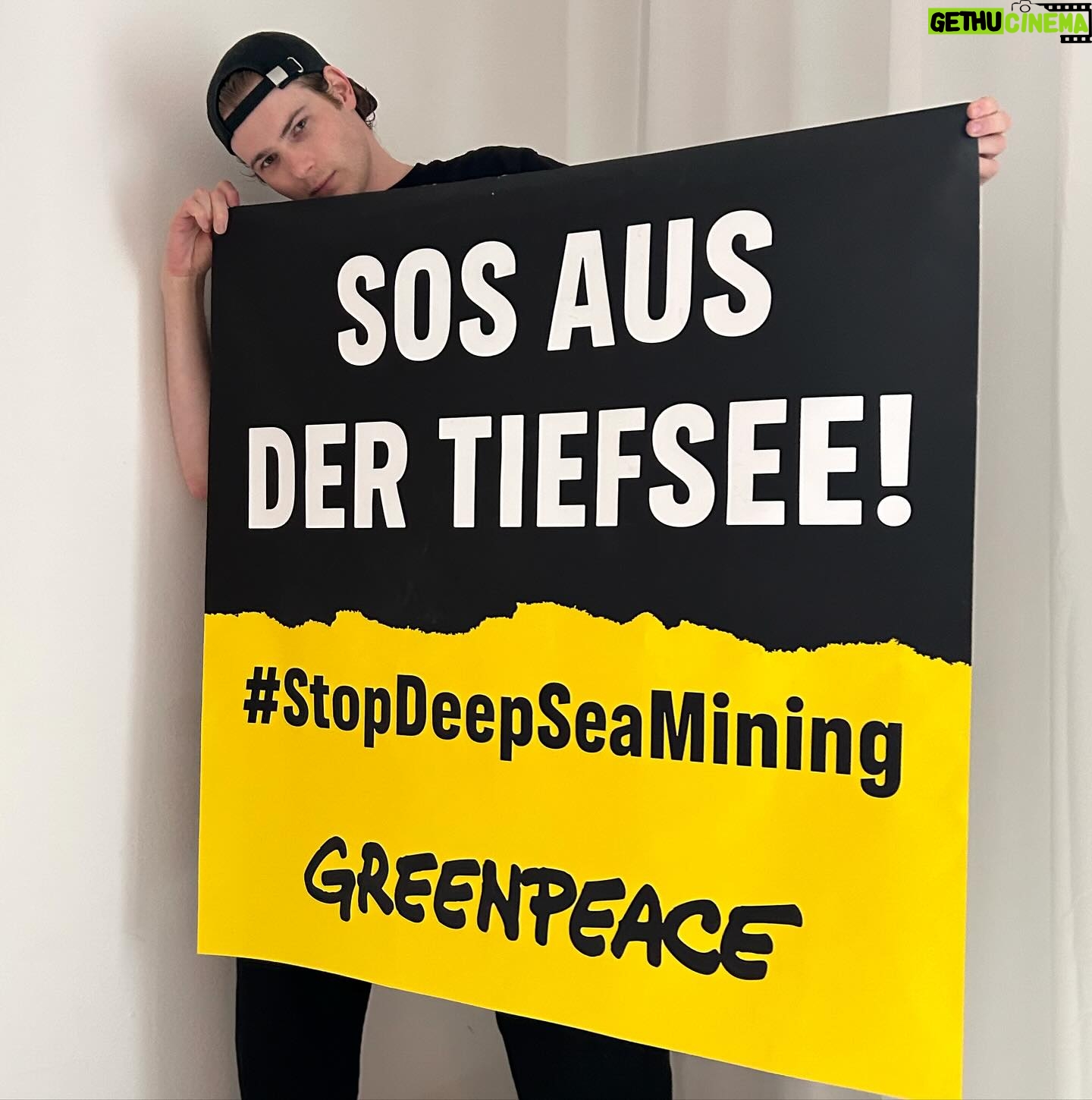 Philip Froissant - 2.1K Likes - Unsere Meere stehen vor einer neuen riesigen Bedrohung: Tiefseebergbau! Maschinen sollen den Meeresgrund für Ressourcen ausbeuten. Norwegen plant, ausgerechnet in der schon jetzt unter der Klimakrise leidenden ARKTIS damit zu starten…Andere Länder und Unternehmen könnten diesem Beispiel folgen und im Pazifik weitermachen.🌍 Norwegen würde somit die Büchse der Pandora mitten in der Tiefsee öffnen.
Die Tiefsee ist ein wichtiger, einzigartiger und sehr sensibler Lebensraum, der so unerforscht wie schützenswert ist. Über ihre Zukunft entscheiden in diesem Moment Vertreter:innen der Vereinten Nationen bei der Sitzung der Internationalen Meeresbodenbehörde (ISA) in Jamaika. Lass uns dieses Momentum nutzen und hilf mir, die Tiefsee zu schützen! Gemeinsam mit @greenpeace.de fordere ich die Bundesregierung auf, ein Moratorium (=Stopp) für Tiefseebergbau zu unterstützen. ✊ Sei dabei!
Den Link zur Petition findest du in meiner Bio oder bei @greenpeace.de
#stopdeepseamining #defendthedeep #tiefseebergbau
Our oceans are facing a new major threat: deep-sea mining! Machines are about to exploit the seabed for resources. Norway is planning to start in the ARCTIC, of all places, which is already suffering from the climate crisis, and international waters e.g., in the Pacific, could follow. 🌍 Norway would thus open Pandora’s box in the middle of the deep sea.
The deep sea is an important, unique and very sensitive habitat that is worth protecting. Its future is being decided right now by representatives of the United Nations at the International Seabed Authority (ISA) meeting in Jamaica. Let’s seize this momentum and help protect the deep sea! Together with @greenpeace I call on the international governments to support a moratorium (= stop) on deep sea mining.✊ Be part of it!
You can find the link to the petition in my bio or at @greenpeace
#stopdeepseamining #defendthedeep
#deepseamining